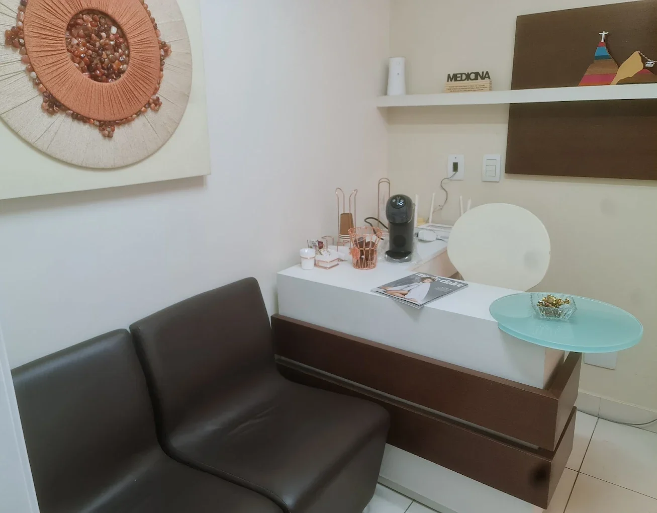 Espaço de espera acolhedor com decoração em tons quentes