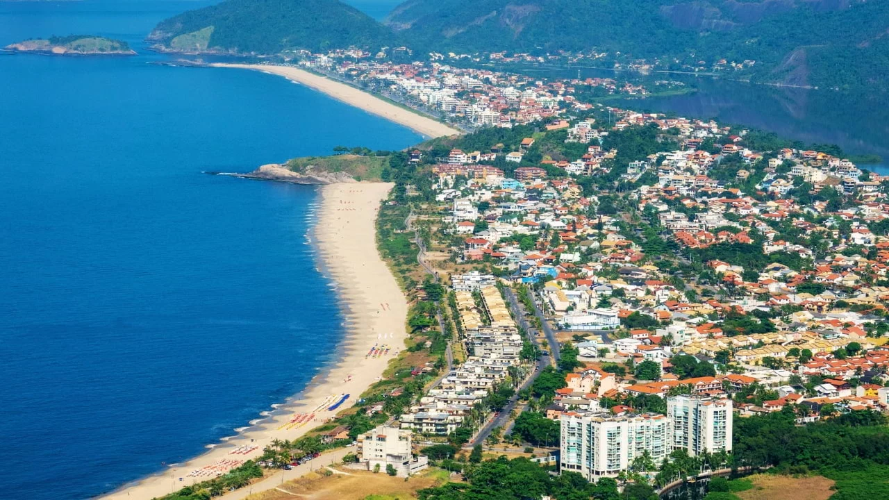 Vista aérea de Niterói com Camboinhas e Itaipu ao entardecer