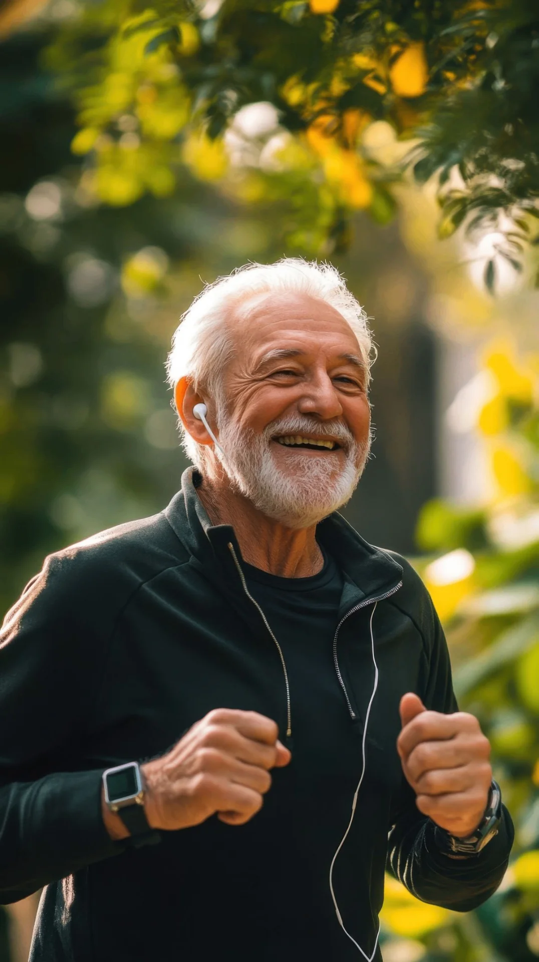 Idoso ativo correndo ao ar livre, sorrindo